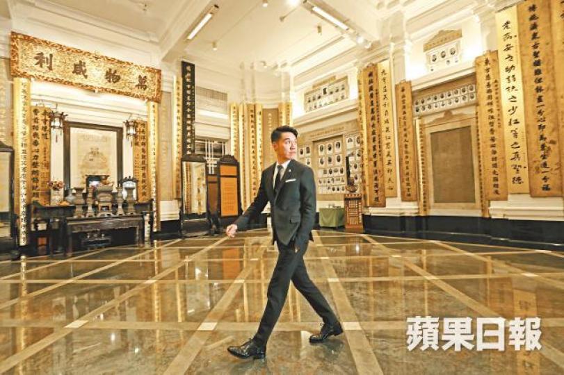 戴上婚戒的王賢誌在加拿大註冊結婚,不忘為東華同志員工爭取平權。王賢誌坦言沒有父親淵源就不會加入東華、坐上主席之位。東華主席辦公室的當眼處,放上東華幼園師生送贈的畫作。王賢誌不會叫另一半周思聰做「老公」或「老婆」,只叫「partner」。 戴上婚戒的王賢誌在加拿大註冊結婚,不忘為東華同志員工爭取平權。王賢誌坦言沒有父親淵源就不會加入東華、坐上主席之位。東華主席辦公室的當眼處,放上東華幼園師生送贈的畫作。王賢誌不會叫另一半周思聰做「老公」或「老婆」,只叫「partner」。