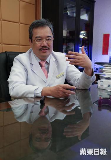 葉衛民指曾有男病人食自助餐,懷疑吃太多不同的食物影響藥效,致嚴重流鼻血。 葉衛民指曾有男病人食自助餐,懷疑吃太多不同的食物影響藥效,致嚴重流鼻血。