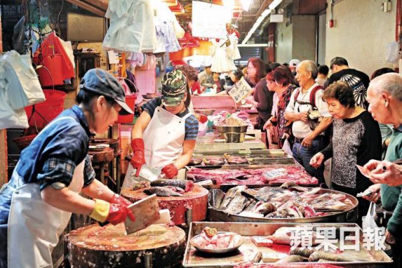 荃灣楊屋道街市以深水魚檔為主,較少街坊買今次抽驗的六類淡水魚。王心義攝 荃灣楊屋道街市以深水魚檔為主,較少街坊買今次抽驗的六類淡水魚。王心義攝