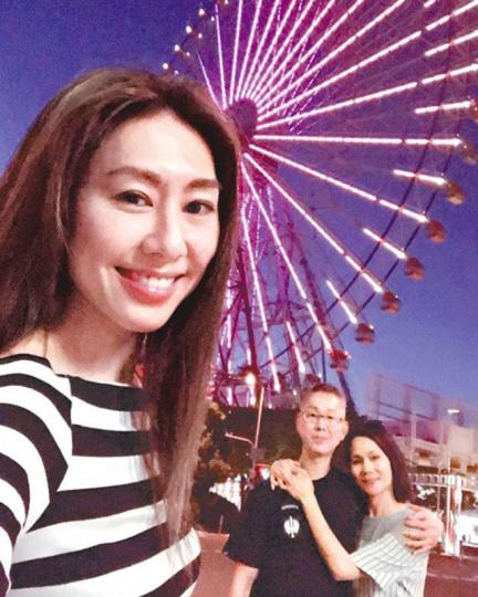 胡定欣前晚祝父母結婚周年紀念快樂。互聯網圖片