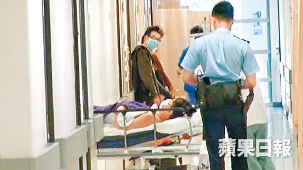 男事主手腳受傷送院治理。梁瑞帆攝警方封鎖涉事現場一帶調查。黃麗英攝賊人背囊內藏三把刀及鴨舌帽。 男事主手腳受傷送院治理。梁瑞帆攝警方封鎖涉事現場一帶調查。黃麗英攝賊人背囊內藏三把刀及鴨舌帽。