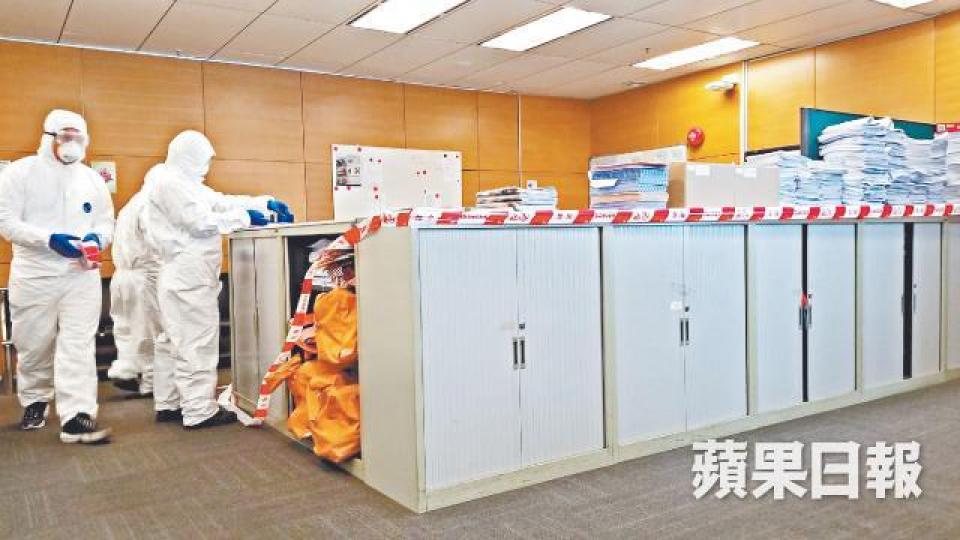 數名身穿防護裝備的國泰清潔承辦商人員,到國泰貨運站5樓消毒。讀者提供圖片 數名身穿防護裝備的國泰清潔承辦商人員,到國泰貨運站5樓消毒。讀者提供圖片