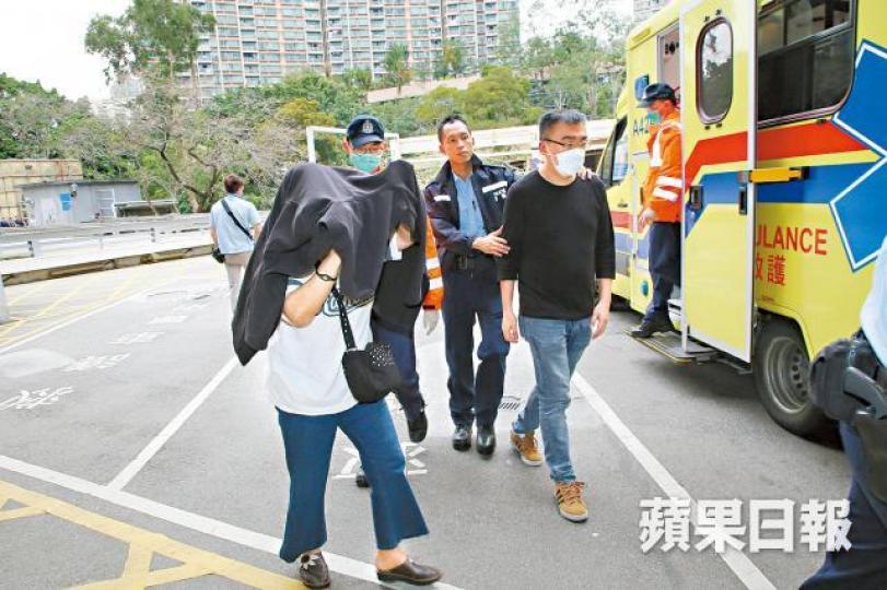 兒子由母親陪同送院。江寶龍攝受傷父親亦送院治理。江寶龍攝 兒子由母親陪同送院。江寶龍攝受傷父親亦送院治理。江寶龍攝