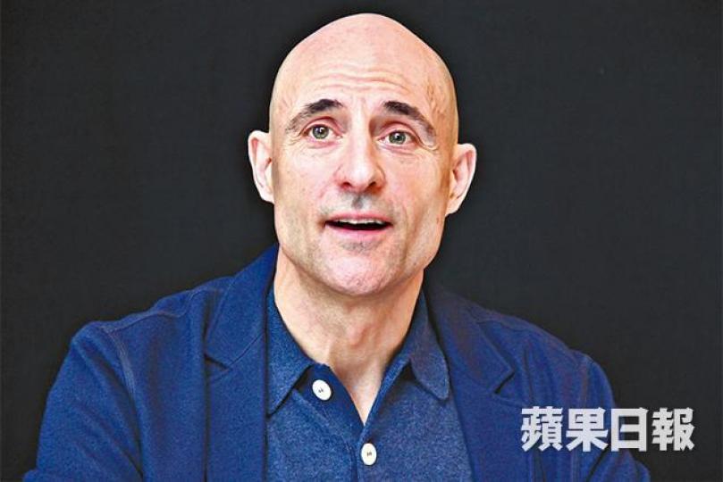馬克斯特朗覺得化妝技術比過往進步不少。記者Lilly Lui洛杉磯傳真在《沙贊》中飾演反派的馬克斯特朗大呻拍攝辛苦。劇照Jack Dylan Grazer（右）及Asher Angel相約過18歲生日。記者Lilly Lui洛杉磯傳真Asher Angel（左）與Jack Dylan Grazer戲裏戲外都老友鬼鬼。劇照