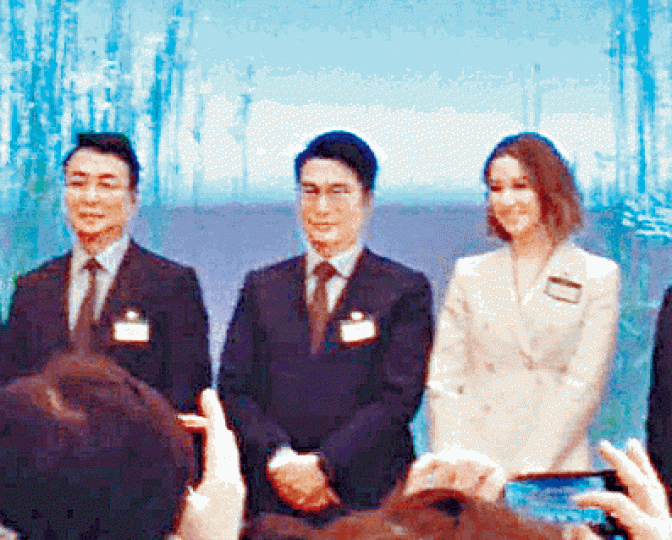 華華收到一張相,見到李家傑、李家誠同徐子淇都有出席命名典禮。 華華收到一張相,見到李家傑、李家誠同徐子淇都有出席命名典禮。