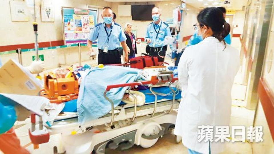 被小巴撞傷男子送院救治。詹家志攝 被小巴撞傷男子送院救治。詹家志攝