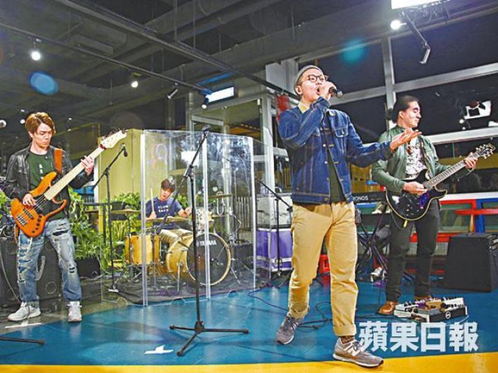 RubberBand前晚在《蘋果》舉行迷你音樂會。在音樂會上表演的《發現號》，是阿偉為記載RubberBand第一次開騷所寫的主題曲。泥鯭打鼓時表現認真，其實本人十分搞笑。阿正在演出前專注地為結他調音。RubberBand見反應熱烈，徇眾要求唱多一首《小涼伴》。