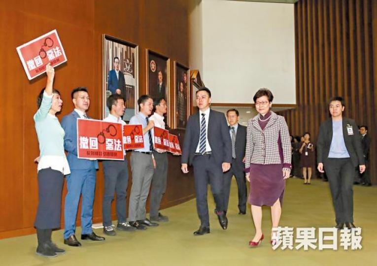 民主派議員昨在會議廳外抗議,促林鄭月娥撤回引渡惡法。 民主派議員昨在會議廳外抗議,促林鄭月娥撤回引渡惡法。