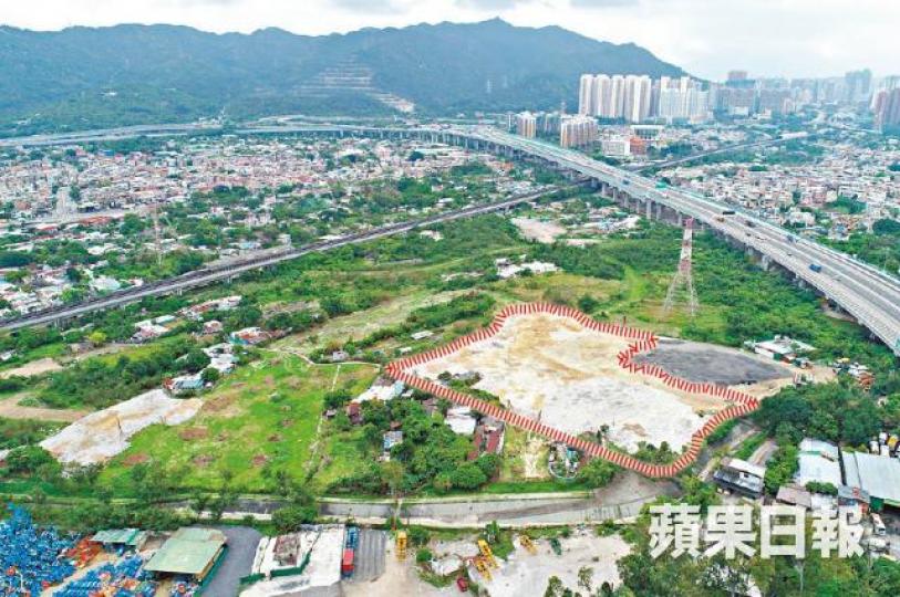 屯門亦園村有約1.2公頃農地(紅框示)被大量傾倒泥頭及建築廢料。江俊豪攝 屯門亦園村有約1.2公頃農地(紅框示)被大量傾倒泥頭及建築廢料。江俊豪攝