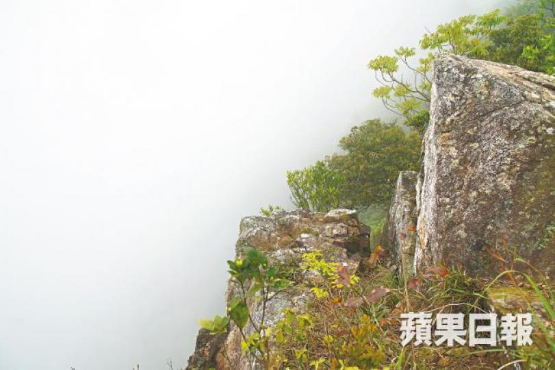 吊手岩以陡峭見稱,兩邊懸崖深30至50米。周末獅子山遊人甚多,有家長帶着幼童冒險越過警告牌前行。詹家志攝 吊手岩以陡峭見稱,兩邊懸崖深30至50米。周末獅子山遊人甚多,有家長帶着幼童冒險越過警告牌前行。詹家志攝