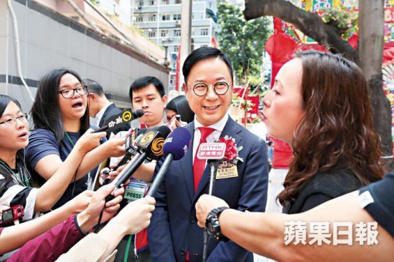 東華新任董事局主席蔡榮星(中)避答如何審視薪酬審核機制。陳善南攝 東華新任董事局主席蔡榮星(中)避答如何審視薪酬審核機制。陳善南攝