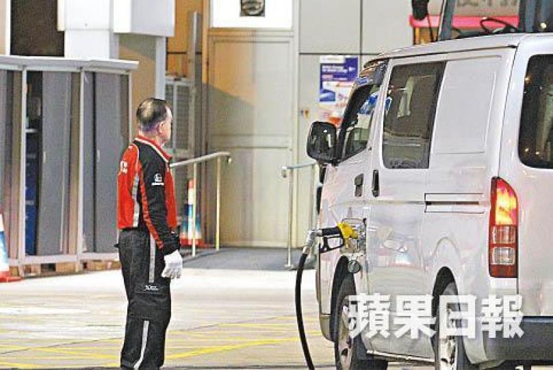 中石化加油站發生入滿油碌卡遭硬性簽賬1,200元事件。黎家駒攝巿民黃先生「入滿」油的收據顯示費用為921元(左圖),但他收到的手機短訊提示卻顯示簽賬1,200元(右圖)。 中石化加油站發生入滿油碌卡遭硬性簽賬1,200元事件。黎家駒攝巿民黃先生「入滿」油的收據顯示費用為921元(左圖),但他收到的手機短訊提示卻顯示簽賬1,200元(右圖)。