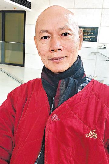 羅家英喺橫店返港，一落機就入醫院。微博圖片楊玉梅前日去聖德肋撒醫院探契爺羅家英。互聯網圖片汪明荃噚晚如常出席活動，心情唔錯。