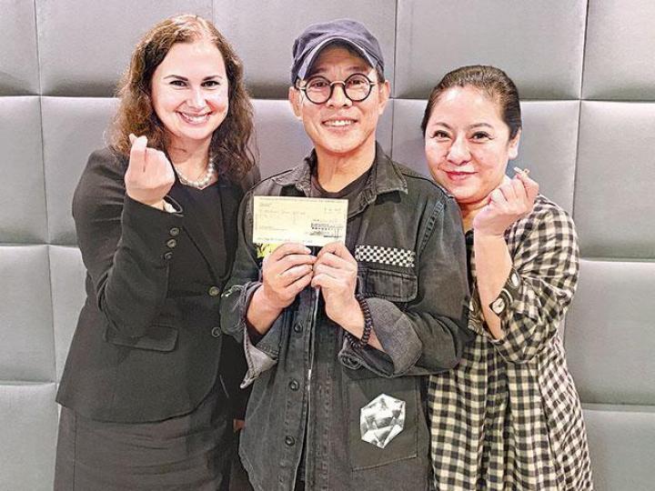 李連杰和向太（右）將支票交給母親的抉擇總監。
