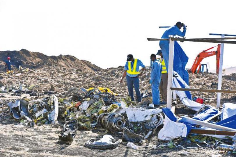 埃航客機空難發生後,埃塞俄比亞調查員在墜機地點搜索殘骸,昨天公佈初步調查結果。波音737 MAX 8的自動反失速系統MCAS是兩宗空難的調查焦點。埃航ET302的飛行記錄儀早前運到法國分析。路透社 埃航客機空難發生後,埃塞俄比亞調查員在墜機地點搜索殘骸,昨天公佈初步調查結果。波音737 MAX 8的自動反失速系統MCAS是兩宗空難的調查焦點。埃航ET302的飛行記錄儀早前運到法國分析。路透社