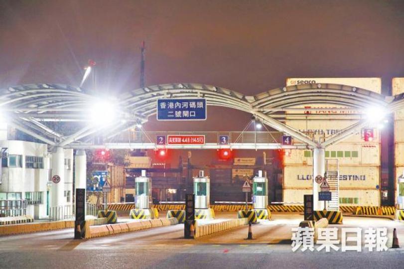 內河碼頭一名女文員遭俗稱「大象」的起重車撞斃。 內河碼頭一名女文員遭俗稱「大象」的起重車撞斃。