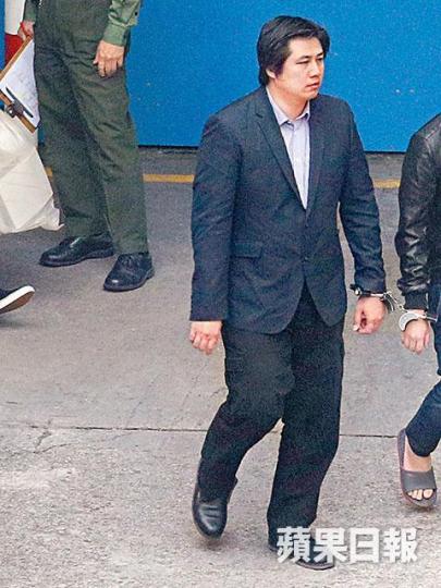 還柙近兩周的容偉業,昨早步出收押所時神情疲憊。張志華攝容偉業九旬祖母昨到庭旁聽。王子俊攝自小父母離異,容偉業與嫲嫲同住青衣公屋單位。有線電視畫面容偉業三年前以一身「美國隊長」裝扮參與旺角騷亂。容偉業於游泳比賽中屢奪佳績,奪獎後與教練親友在泳池留影。 還柙近兩周的容偉業,昨早步出收押所時神情疲憊。張志華攝容偉業九旬祖母昨到庭旁聽。王子俊攝自小父母離異,容偉業與嫲嫲同住青衣公屋單位。有線電視畫面容偉業三年前以一身「美國隊長」裝扮參與旺角騷亂。容偉業於游泳比賽中屢奪佳績,奪獎後與教練親友在泳池留影。