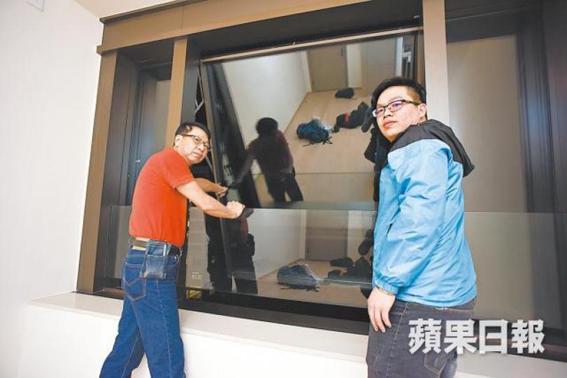 詹Sir(左)與康仔驗收香島單位,發現廳房窗戶均漏風,日後落雨或滲入雨水。開放式廚房與走廊之間的地板拱起,出現逾3毫米偏差。單位面向柴灣道,因裝上隔音玻璃,故未受噪音騷擾。 詹Sir(左)與康仔驗收香島單位,發現廳房窗戶均漏風,日後落雨或滲入雨水。開放式廚房與走廊之間的地板拱起,出現逾3毫米偏差。單位面向柴灣道,因裝上隔音玻璃,故未受噪音騷擾。