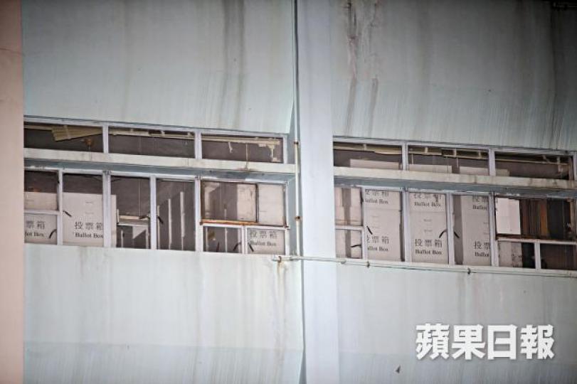 2016年立法會選舉後所有物資未如期銷毀,一直存放於貨倉。黎樹雄攝偉盈選區票王麥美娟直斥選舉事務處遺失登記冊「混賬」。李潤芳攝朱凱廸質疑政府過去兩年一直隱瞞失竊事件,不排除有其他類似文件早已遺失。資料圖片 2016年立法會選舉後所有物資未如期銷毀,一直存放於貨倉。黎樹雄攝偉盈選區票王麥美娟直斥選舉事務處遺失登記冊「混賬」。李潤芳攝朱凱廸質疑政府過去兩年一直隱瞞失竊事件,不排除有其他類似文件早已遺失。資料圖片