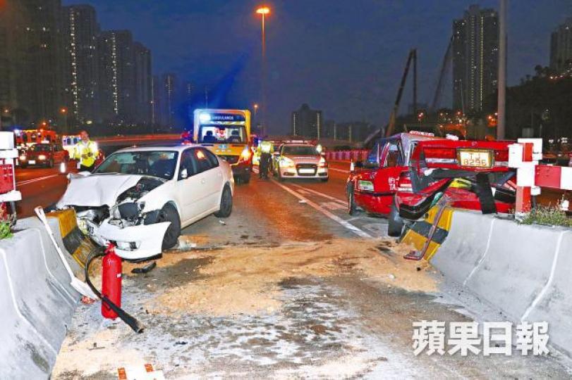 的士與私家車在將軍澳隧道收費亭前相撞,警員到場調查。潘志能攝 的士與私家車在將軍澳隧道收費亭前相撞,警員到場調查。潘志能攝