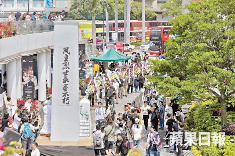 支聯會昨向民主烈士永垂不朽紀念碑獻花及鞠躬。王心義攝社民連到港大學生會大樓向劉曉波銅像獻花。 支聯會昨向民主烈士永垂不朽紀念碑獻花及鞠躬。王心義攝社民連到港大學生會大樓向劉曉波銅像獻花。