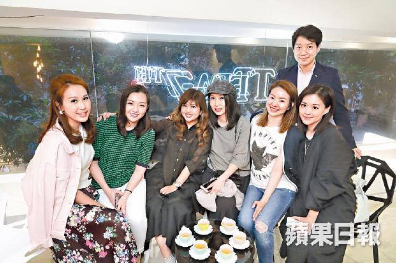 May(左三)每次舉行推廣活動,一班名人朋友都現身支持。受訪者提供圖片位於深圳南山區的茶老七本店,是不求花巧的傳統茶莊。 May(左三)每次舉行推廣活動,一班名人朋友都現身支持。受訪者提供圖片位於深圳南山區的茶老七本店,是不求花巧的傳統茶莊。