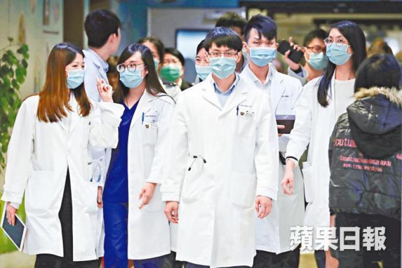 醫管局人手不足,但醫委會日前否決海外醫生免實習的建議。資料圖片食衞局長陳肇始稱對方案未能通過感遺憾。 醫管局人手不足,但醫委會日前否決海外醫生免實習的建議。資料圖片食衞局長陳肇始稱對方案未能通過感遺憾。