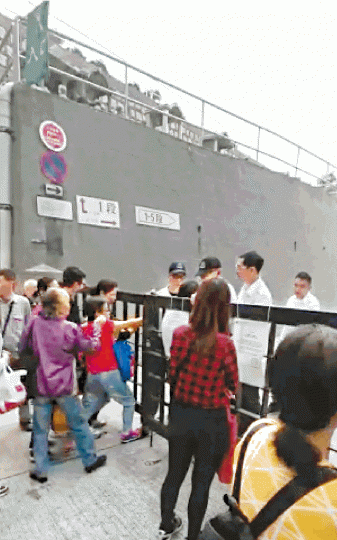 【荃灣】墳場未夠鐘開放,紅衣大媽等得不耐煩,率先推閘,保安員奮力抵擋。讀者提供圖片保安員最終提早10分鐘開閘放人進入。【將軍澳】孝子賢孫不吝嗇金錢,帶來燒豬孝敬先人。【柴灣】通往柴灣墳場之路,人山人海。天氣和暖,小朋友脫去上衣散熱。 【荃灣】墳場未夠鐘開放,紅衣大媽等得不耐煩,率先推閘,保安員奮力抵擋。讀者提供圖片保安員最終提早10分鐘開閘放人進入。【將軍澳】孝子賢孫不吝嗇金錢,帶來燒豬孝敬先人。【柴灣】通往柴灣墳場之路,人山人海。天氣和暖,小朋友脫去上衣散熱。