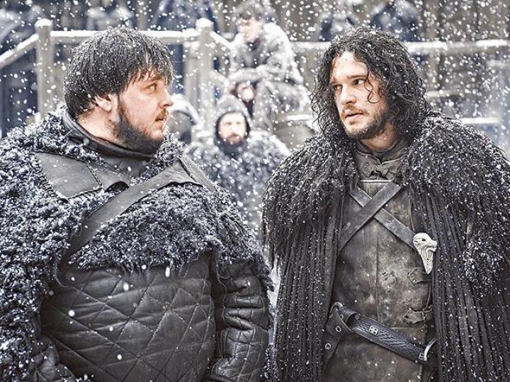 Sam與Jon Snow曾同駐長城，感情甚好。劇照「Jorah Mormont」Iain Glen大讚艾美莉善良。「Samwell Tarly」John Bradley直言劇集中沒有一個人是安全的。攝影：Jonathan FordBronn在劇中一直守護龍母。「Bronn」Jerome Flynn笑現在說出外用餐有人請食飯。「Gendry」Joe Dempsie相隔四季後，今季將再度現身。「Yara Greyjoy」Gemma Whelan在戲中經常穿着盔甲，原來是難以動彈。Yara成為Grey