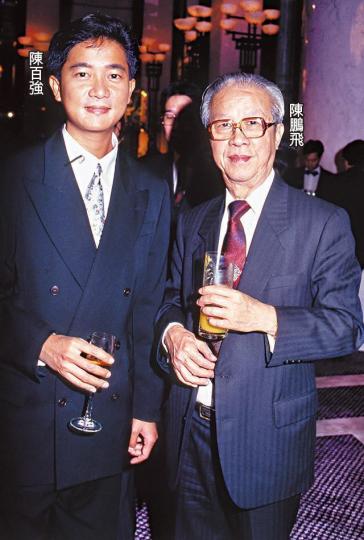 已故歌手陳百強父親陳鵬飛前日早上離世，享年95歲。陳鵬飛創立的錶行，已交由陳百強大哥陳百靈（右）打理。《蘋果》記者昨日到陳鵬飛在中環開的錶行查詢，職員以負責人不在拒受訪。攝影：吳耀輝去年9月陳百強60歲冥壽，陳父坐輪椅出席，當時精神不俗。陳百強當年與翁靜晶合作傳緋聞，昨日翁在網上留言悼念故友父親。