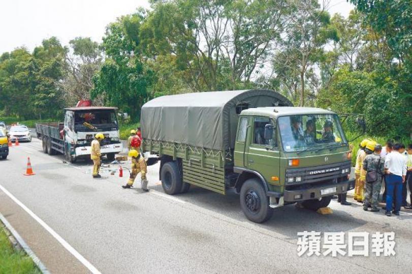一輛解放軍軍車昨於天水圍遭吊臂車追撞。張家豪攝一名解放軍頭部受傷送院。 一輛解放軍軍車昨於天水圍遭吊臂車追撞。張家豪攝一名解放軍頭部受傷送院。