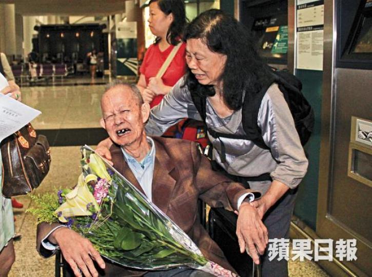 港商王文金2012年獲釋抵港時,曾哭嘆「我好慘呀!」前日清明節,王文金遺孀黃亞珍和兒子王冰池到墳場拜祭,悲從中來。梁志永攝 港商王文金2012年獲釋抵港時,曾哭嘆「我好慘呀!」前日清明節,王文金遺孀黃亞珍和兒子王冰池到墳場拜祭,悲從中來。梁志永攝