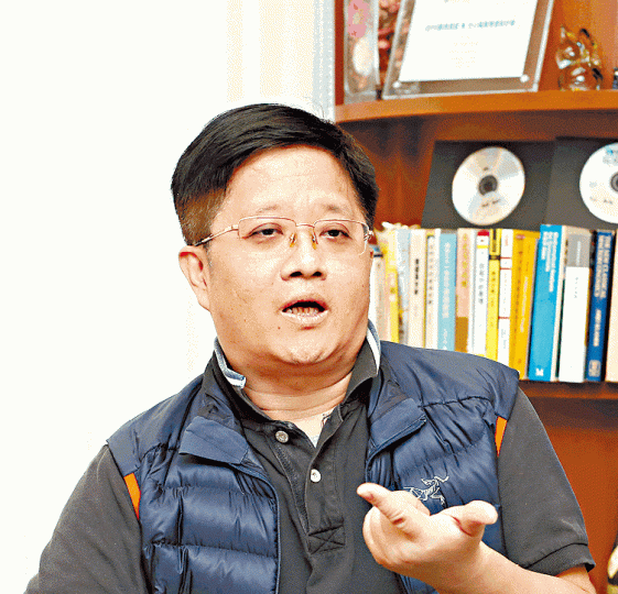關焯照認為供應商在超市上架需要付上架費,如果連商業秘密也要呈交,營運更艱難,「我嘅生產成本點解要畀你知?咁樣做非常有問題」。 資料圖片 關焯照認為供應商在超市上架需要付上架費,如果連商業秘密也要呈交,營運更艱難,「我嘅生產成本點解要畀你知?咁樣做非常有問題」。 資料圖片