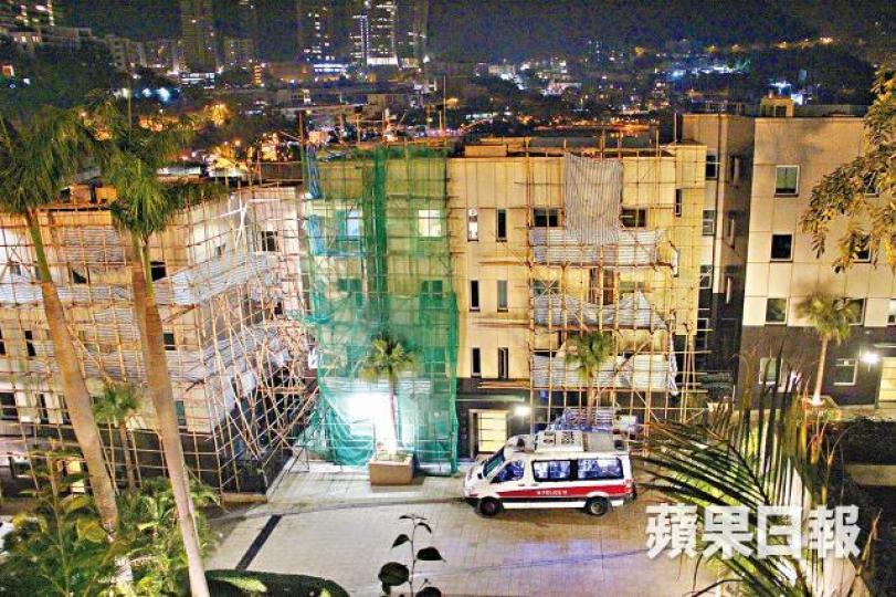 警員前晚到淺水灣道56號屋苑調查。 警員前晚到淺水灣道56號屋苑調查。