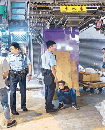 涉案男子被警員制服。讀者提供圖片 涉案男子被警員制服。讀者提供圖片