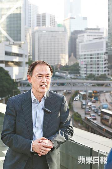 前私隱專員蔣任宏麥美娟昨聯同十多人請願,有選民稱擔心資料外洩。聶德權指選舉事務處亦沒有通報,做法不能接受。 前私隱專員蔣任宏麥美娟昨聯同十多人請願,有選民稱擔心資料外洩。聶德權指選舉事務處亦沒有通報,做法不能接受。