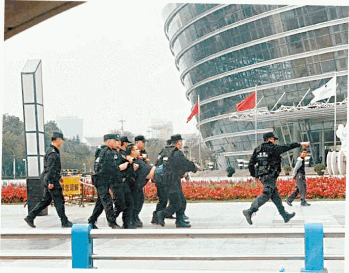 特警在東莞城內把團貸網受害者捉走。讀者提供圖片投資者被特警抬上巴士,其間發生衝突。苦主被帶到體育館,接受「心理輔導」。 特警在東莞城內把團貸網受害者捉走。讀者提供圖片投資者被特警抬上巴士,其間發生衝突。苦主被帶到體育館,接受「心理輔導」。