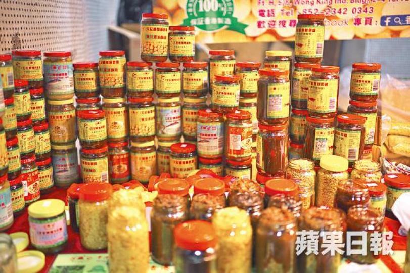 文叔在觀塘靠做街邊檔賣辣魚蛋起家。文叔吃力地攪動着大鏟足兩三小時,汗流浹背。廠內只有文叔、文太、女兒與一兩個員工幾口子經營着。文叔親力親為,到分銷攤位親自坐鎮推銷。辣椒醬、魷魚醬、麵豉醬、xo醬、酸梅醬等款式共十種。四川來的辣椒乾叫辣王,辣味濃烈夠香。一小撮辣椒醬已驚動了舌尖,香辣惹味,接着是芝麻、蝦米、蝦醬等的複雜鮮香,格外美味。文叔自創將芝麻、花生和小蝦米入焗爐烘香,用來炒辣醬,香味豐盈。文叔無辣不歡,食粥都以大量辣椒醬拌吃。 文叔在觀塘靠做街邊檔賣辣魚蛋起家。文叔吃力地攪動着大鏟足兩三小時,汗流浹背。廠內只有文叔、文太、女兒與一兩個員工幾口子經營着。文叔親力親為,到分銷攤位親自坐鎮推銷。辣椒醬、魷魚醬、麵豉醬、xo醬、酸梅醬等款式共十種。四川來的辣椒乾叫辣王,辣味濃烈夠香。一小撮辣椒醬已驚動了舌尖,香辣惹味,接着是芝麻、蝦米、蝦醬等的複雜鮮香,格外美味。文叔自創將芝麻、花生和小蝦米入焗爐烘香,用來炒辣醬,香味豐盈。文叔無辣不歡,食粥都以大量辣椒醬拌吃。