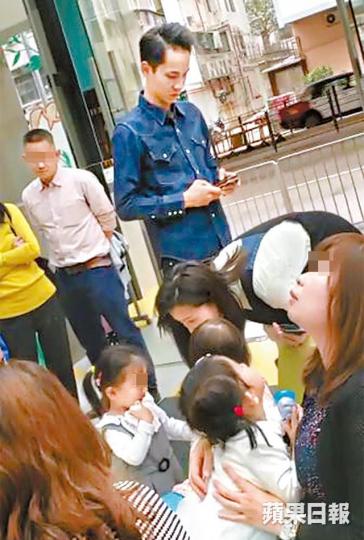 日前陪囡囡到幼稚園面試的吳若希，其夫一直掛着玩手機。讀者提供圖片吳若希對小朋友很有耐性。讀者提供圖片吳若希昨日出席活動時承認與丈夫不熟，話題只講囡囡或工作。