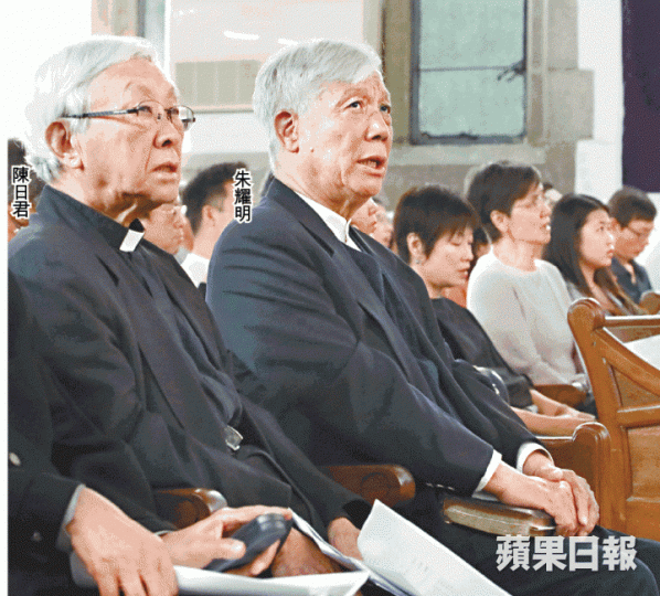 天主教香港教區榮休主教陳日君及被告之一的朱耀明昨出席祈禱會。李家皓攝佔中九子案後日判刑,三名被告戴耀廷、陳健民及張秀賢在會上為低頭禱告。 天主教香港教區榮休主教陳日君及被告之一的朱耀明昨出席祈禱會。李家皓攝佔中九子案後日判刑,三名被告戴耀廷、陳健民及張秀賢在會上為低頭禱告。