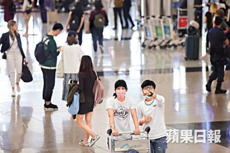 昨日再增一宗麻疹個案,醫生提醒市民出入機場應戴口罩。黎樹雄攝陳肇始呼籲市民在復活節假期外遊前應檢視疫苗接種紀錄。 昨日再增一宗麻疹個案,醫生提醒市民出入機場應戴口罩。黎樹雄攝陳肇始呼籲市民在復活節假期外遊前應檢視疫苗接種紀錄。