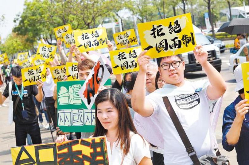 民眾自備道具,將習近平變裝成小熊維尼。 台灣《蘋果日報》
民眾自備道具,將習近平變裝成小熊維尼。 台灣《蘋果日報》