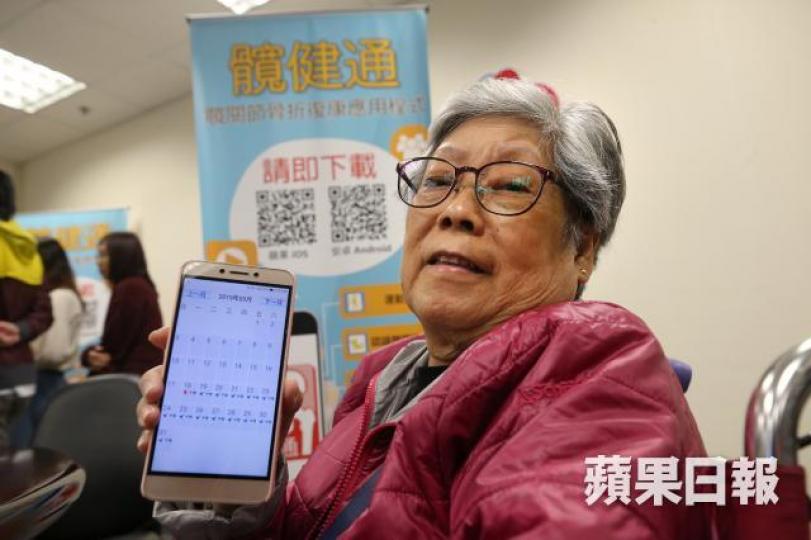 梁婆婆每日按照運動計劃做復康運動。黎樹雄攝 梁婆婆每日按照運動計劃做復康運動。黎樹雄攝