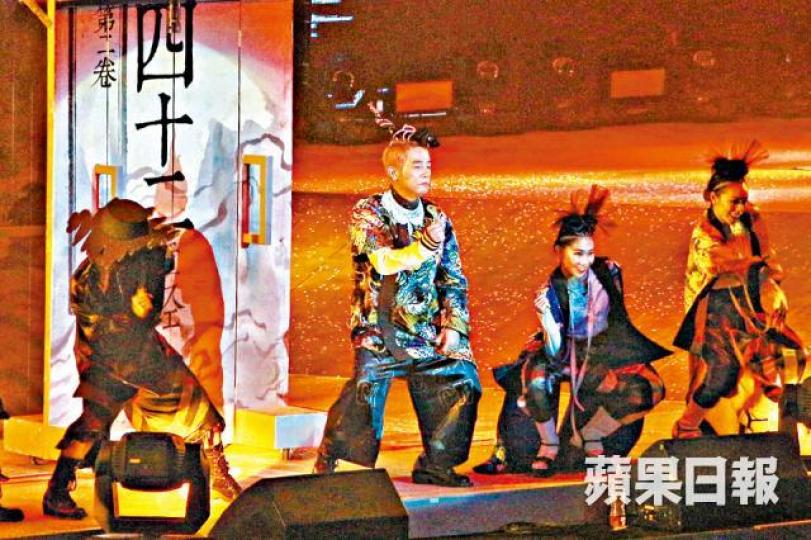 小春前晚在澳門開騷，甫出場就獻唱連串快歌。