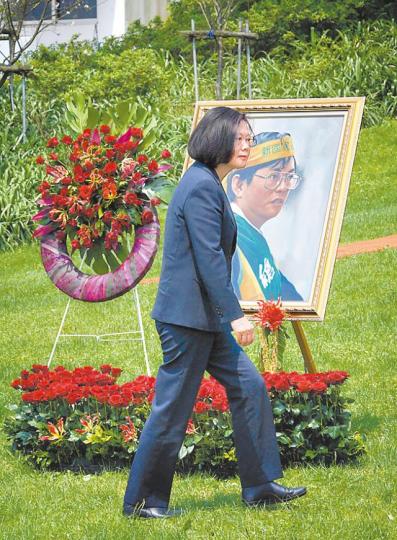 蔡英文呼籲台灣人將鄭南榕的精神傳遞下去。
蔡英文呼籲台灣人將鄭南榕的精神傳遞下去。