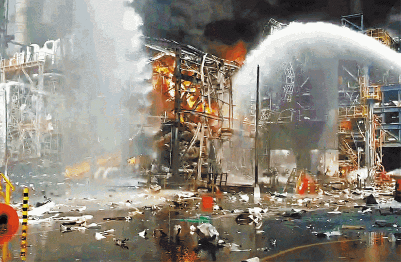雲林縣六輕工業區爆炸時冒起沖天火光和濃煙,數公里外可見。台灣《蘋果日報》
雲林縣六輕工業區爆炸時冒起沖天火光和濃煙,數公里外可見。台灣《蘋果日報》