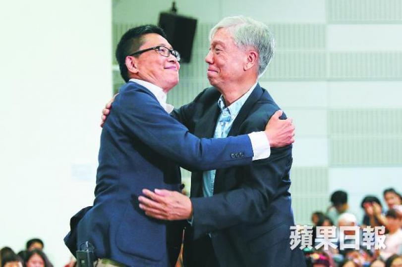 因佔中案提早退休的陳健民,在告別講座上與朱耀明相擁。陳健民慨嘆傘運為年輕一代帶來很深挫折。 因佔中案提早退休的陳健民,在告別講座上與朱耀明相擁。陳健民慨嘆傘運為年輕一代帶來很深挫折。
