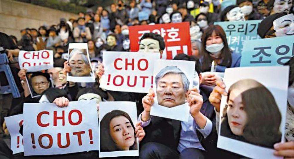 連番醜聞觸發大韓航空員工示威,要求踢走趙氏一家。 資料圖片次女趙顯旼去年為「潑水門」被警方問話前道歉。資料圖片 連番醜聞觸發大韓航空員工示威,要求踢走趙氏一家。 資料圖片次女趙顯旼去年為「潑水門」被警方問話前道歉。資料圖片