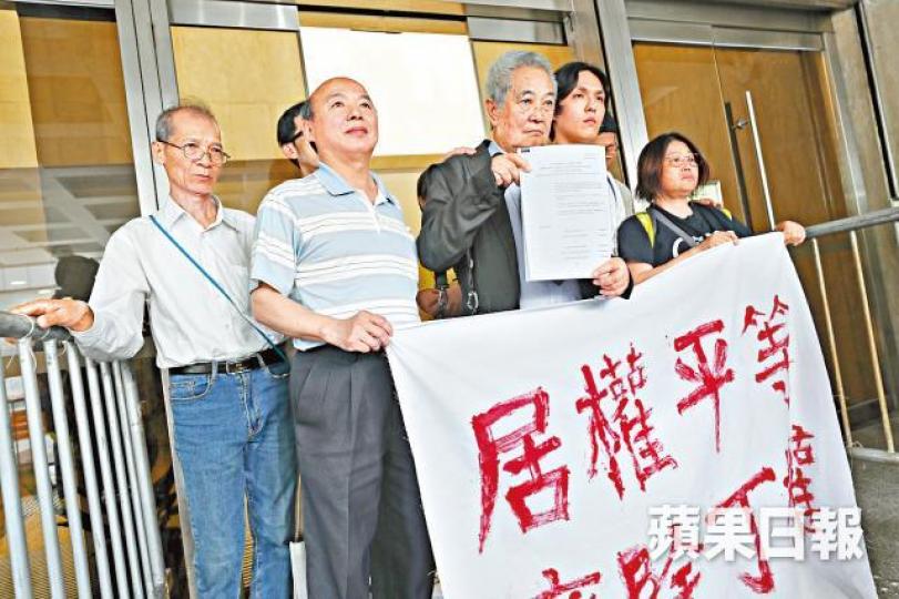 「覆核王」郭卓堅(右三)對判決只感「部份滿意」,表明會上訴。易仰民攝 「覆核王」郭卓堅(右三)對判決只感「部份滿意」,表明會上訴。易仰民攝