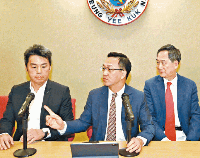 鄉議局召開特別會議後,主席劉業強(中)表示對判決非常遺憾及失望。王子俊攝 鄉議局召開特別會議後,主席劉業強(中)表示對判決非常遺憾及失望。王子俊攝
